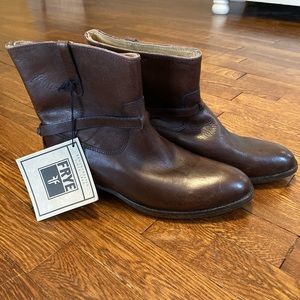 NWT! Frye Lindsay Plate Short Boots Dark Brown